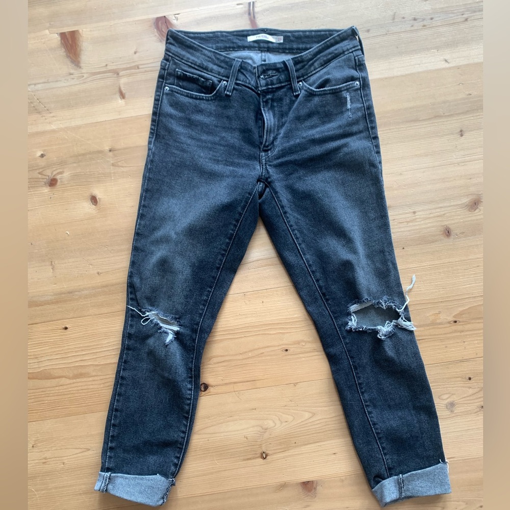Levi’s 711 Skinny- Size 26- Distressed